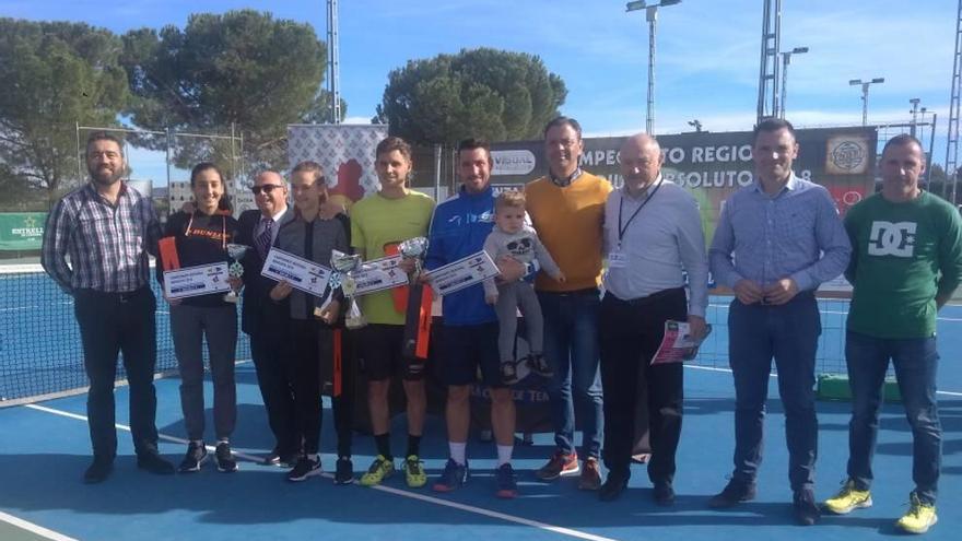 Los campeones, en la entrega de premios.