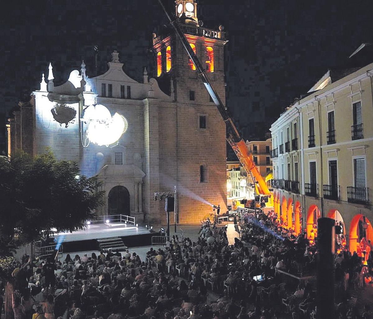 La plaza de España, abarrotada para disfrutar del teatro callejero.