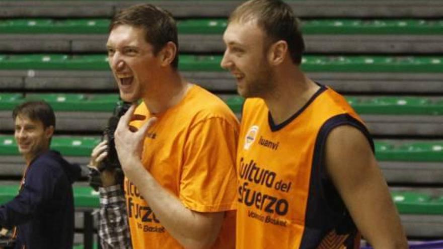 Lishchuk y Pecherov, en un entrenamiento del Valencia Basket.