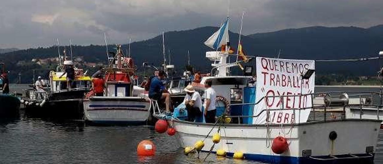 Xeiteiros protestando por tener cuotas para sardina. // Iñaki Abella