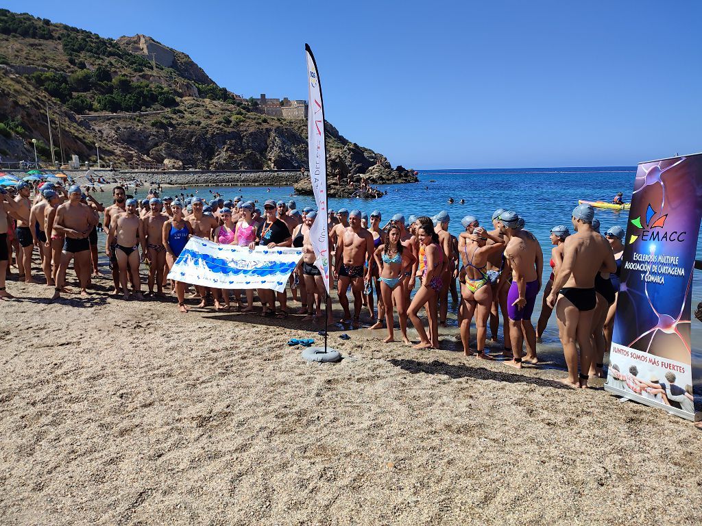 Decenas de nadadores se mojan por la esclerosis múltiple