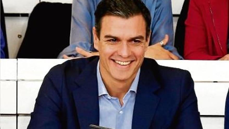 Pedro Sánchez somriu abans de l&#039;inici del Comitè Federal del?PSOE.