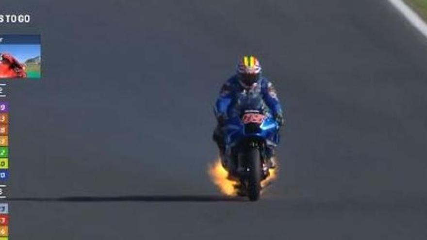 La increíble reacción de un piloto al incendiarse su moto en plena carrera de MotoGP