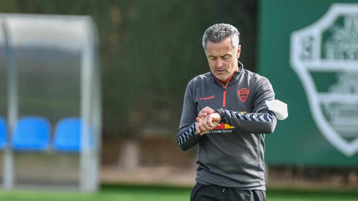 El técnico durante un entrenamiento.