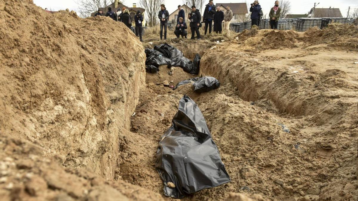 Diversos cadàvers en una fossa comuna a Butxa. | EFE
