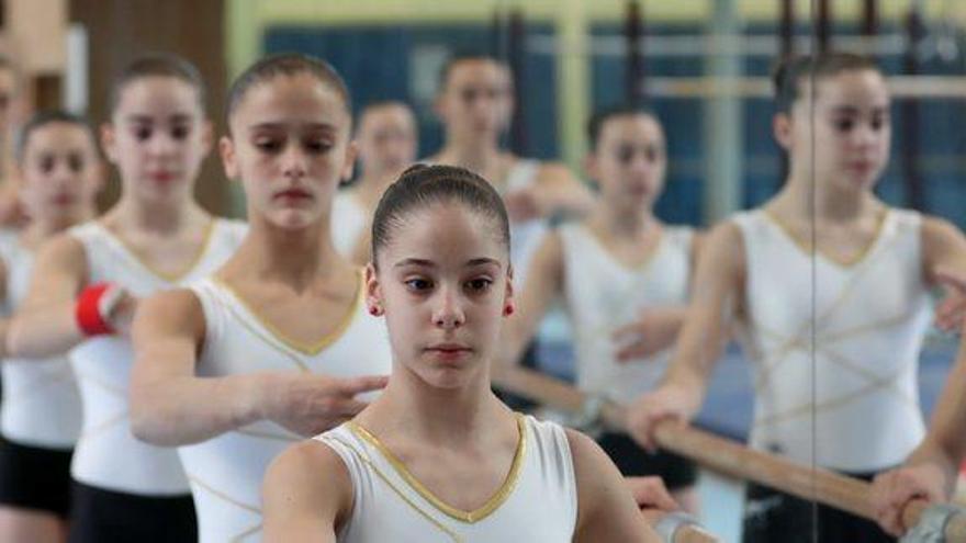 L&#039;equip d&#039;alt nivell femení, entrenant-se a la barra de ballet clàssic