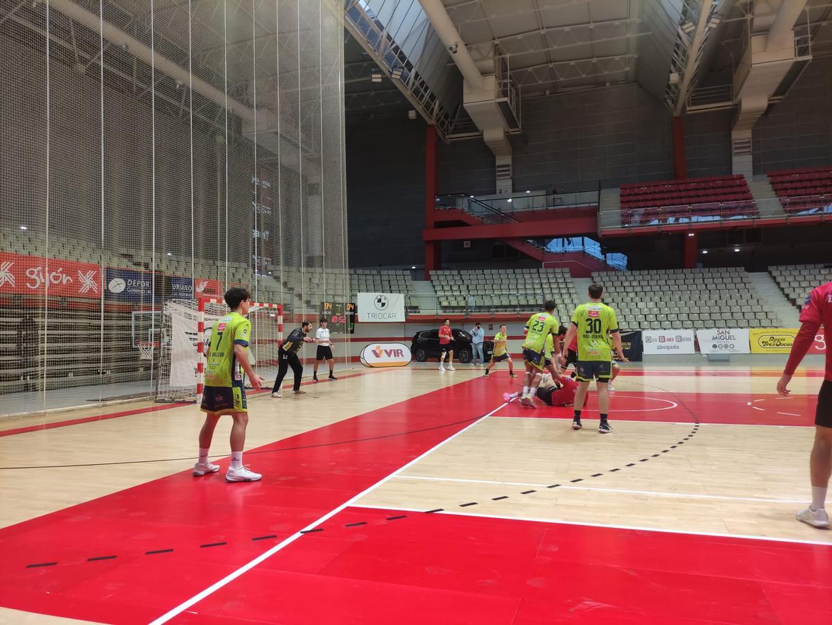 La defensa del BM Caja Rural Zamora se emplea a fondo en Gijón.