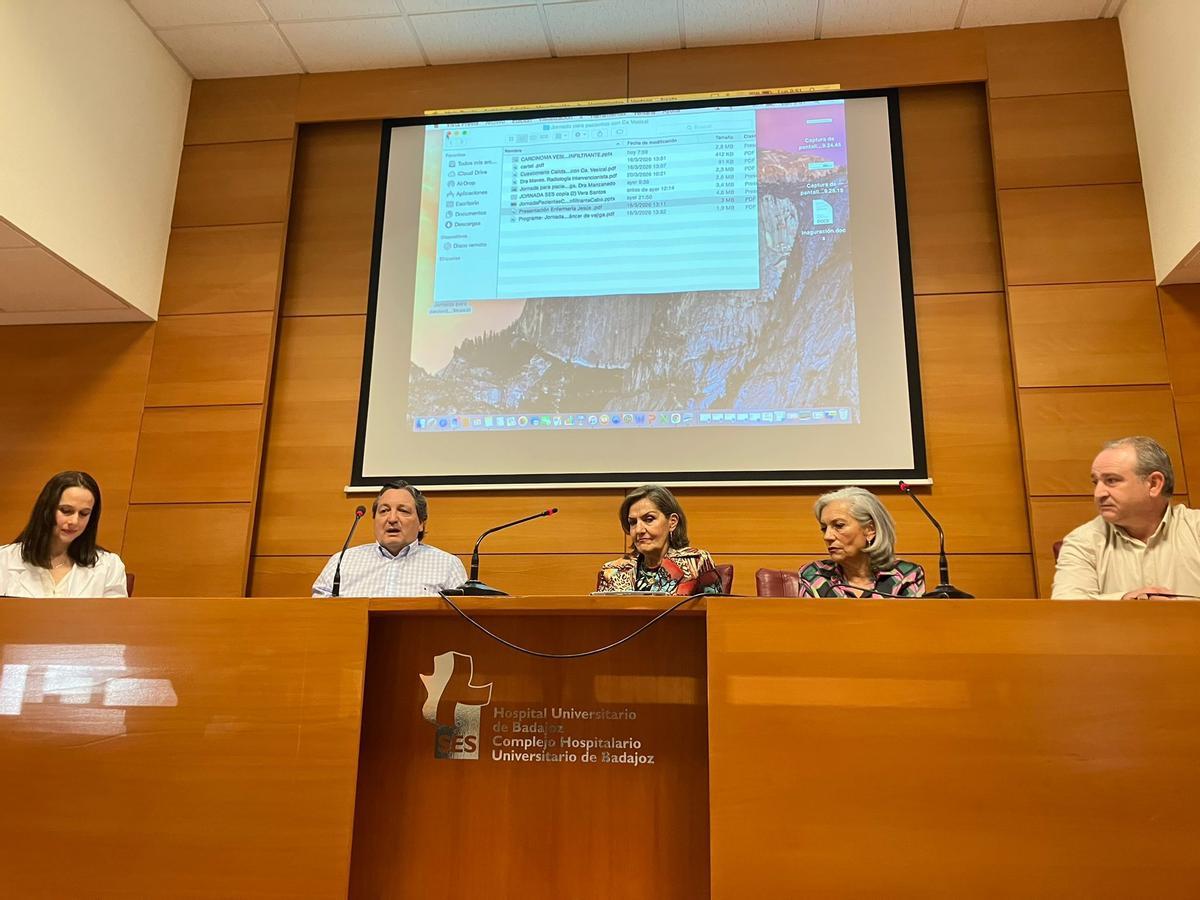 La doctora María Fernanda Manzanedo, especialista en Urología, junto a cuatro pacientes durante las jornadas celebradas en el Hospital Universitario de Badajoz.