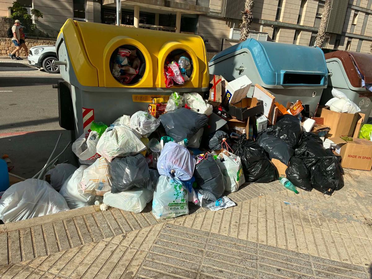 Calp, repleta de basura en el tercer día de huelga en la retirada de residuos (imágenes)