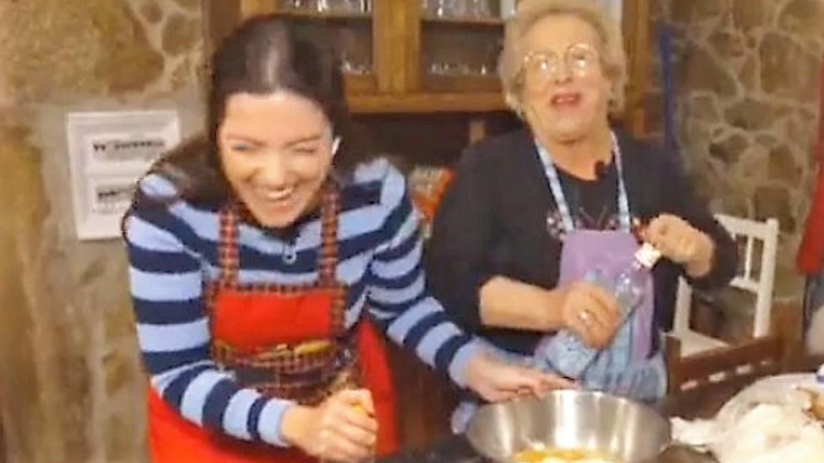 Isolina Martínez, derecha, con el anís en el programa ´'Hora Galega