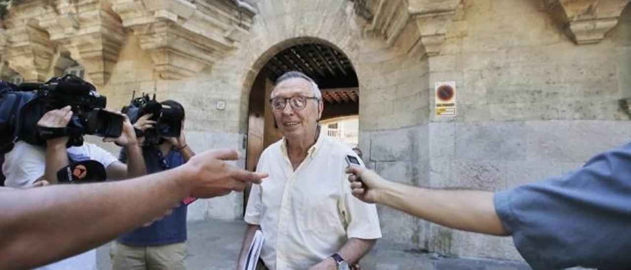 Antonio Alemany, al que Jaume Matas fichó para que entre otras cosas le escribiera sus discursos, en una de sus visitas a la Audiencia.