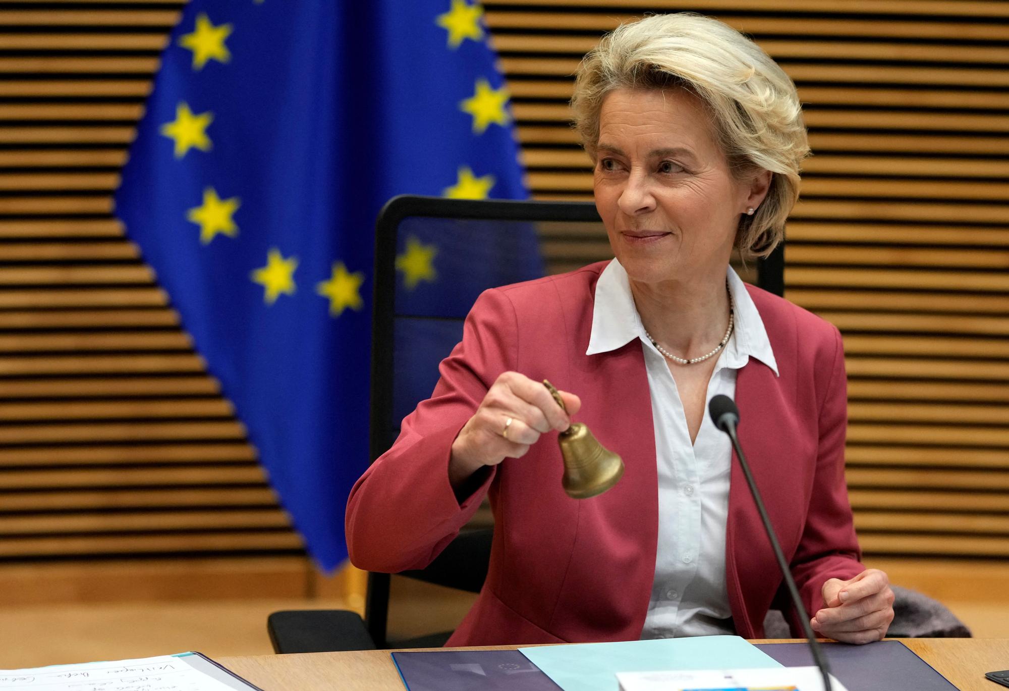 La presidenta de la Comisión Europea, Ursula von der Leyen, llamando a los comisionados a reunión el 8 de febrero de 2022.