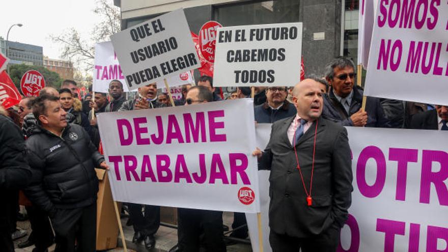 Los VTC protestan ante las sedes de PSOE y Podemos