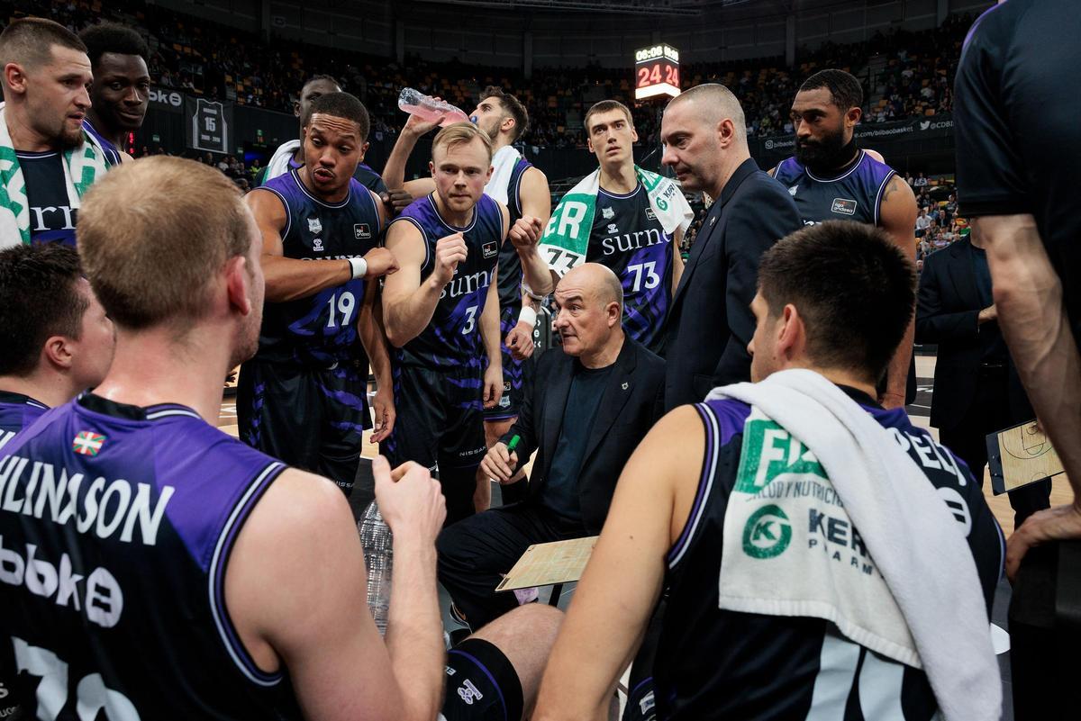 Jame Ponsarnau se dirige a sus jugadores en un tiempo muerto.