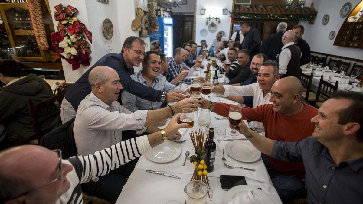 Trabajadores en una cena de empresa, en una imagen de archivo.