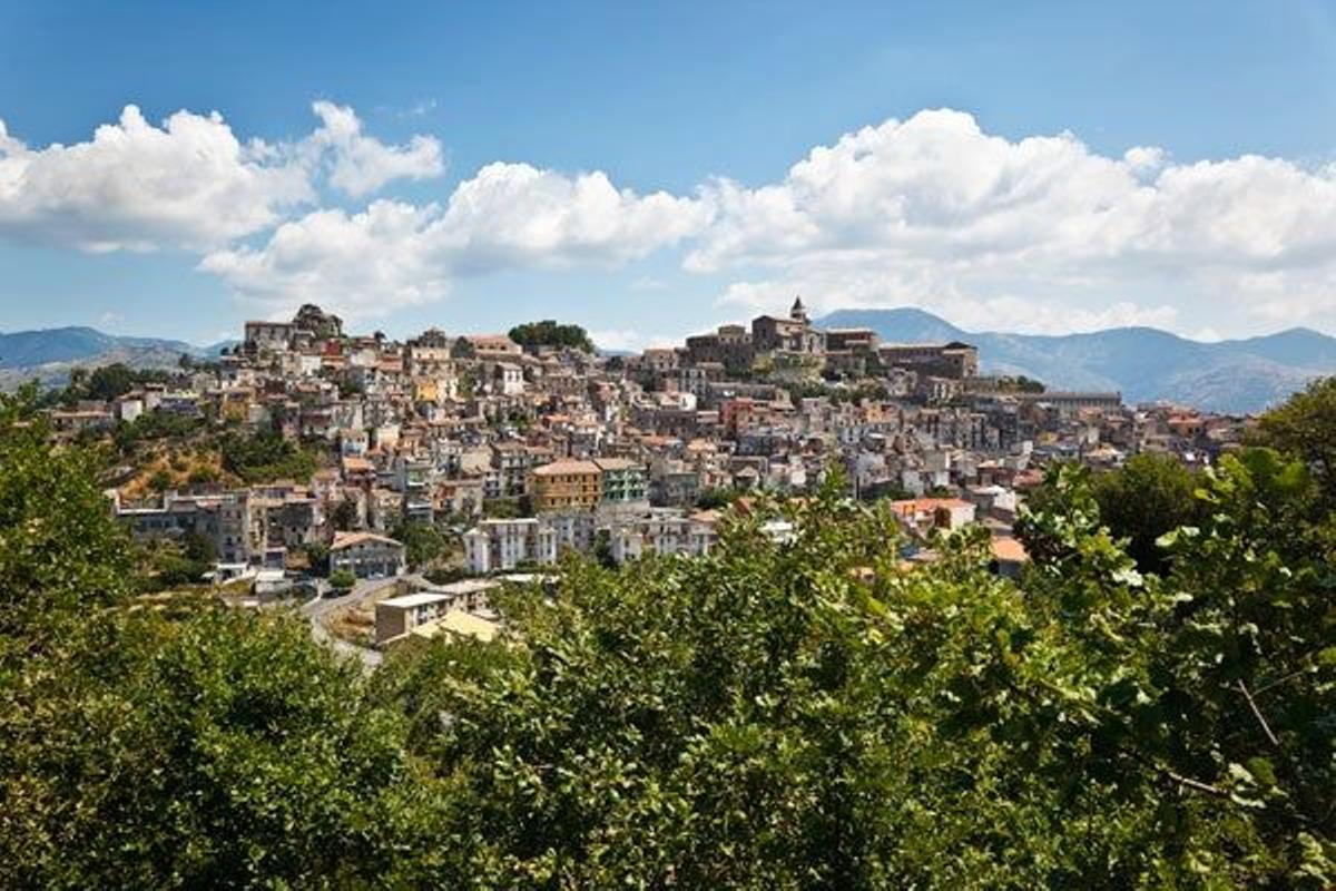 La histórica localidad de Castiglione di Sicilia se alza sobre un promontorio y ofrece unas espectaculares vistas de los barrancos dibujados por el río Alcántara.