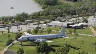 El Ayuntamiento inicia el proceso para retirar el avión cultural del Balcón del Guadalquivir