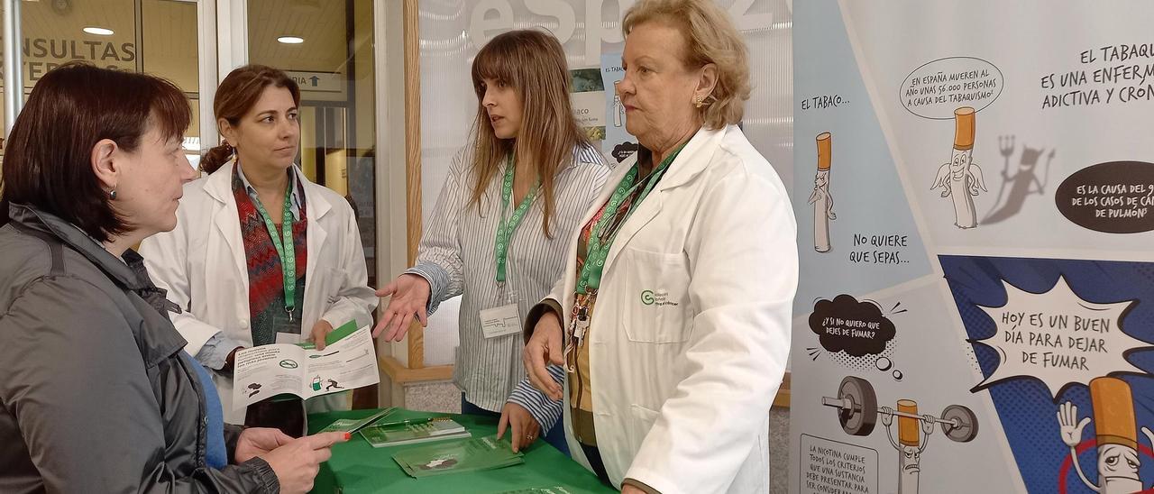 Una de las mesas informativas sobre deshabituación tabáquica instalada ayer en el Hospital Provincial de Pontevedra.