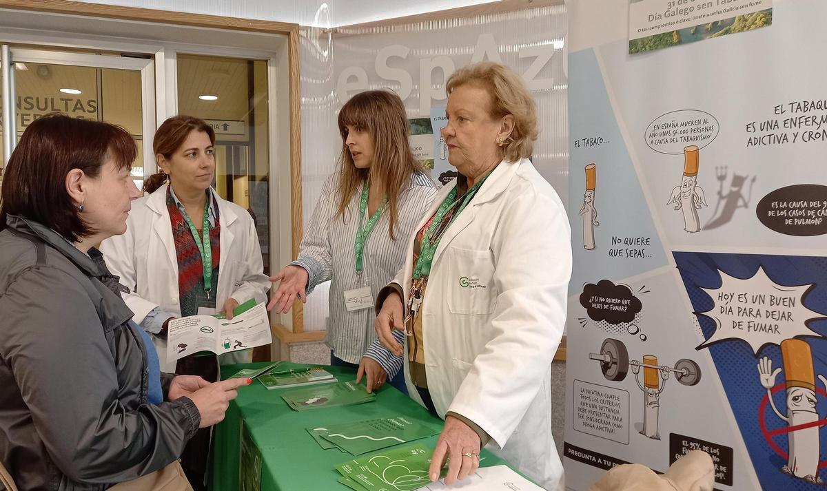 Una de las mesas informativas sobre deshabituación tabáquica instalada ayer en el Hospital Provincial de Pontevedra.
