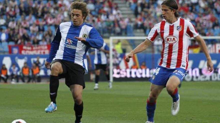 Kiko Femenía controla un balón seguido del jugador del Atlético Filipe Luis.
