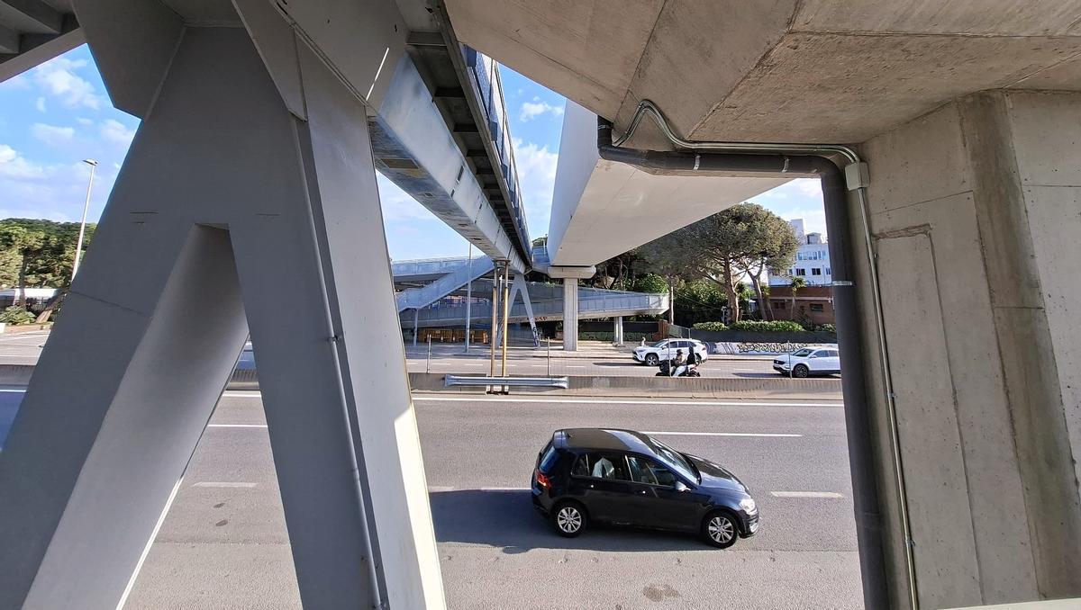La nueva pasarela de la C-31 entre Gavà y Castelldefels.