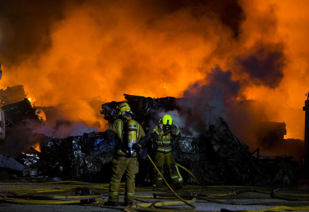 Incendio en un desguace de Torrellano