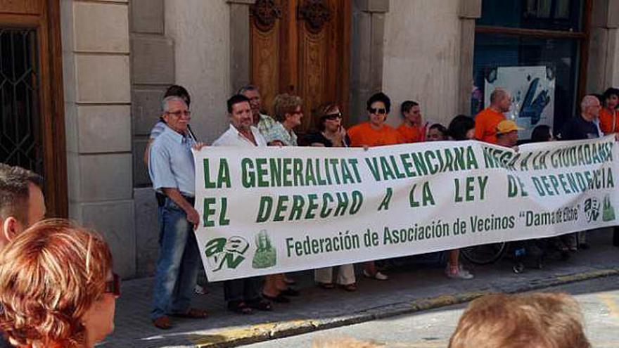 Una de las protestas ante la sede del Consell en Elche.