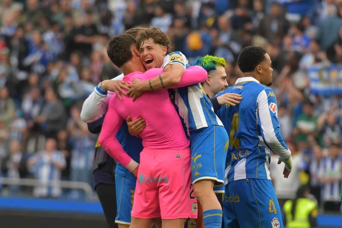 Mario Soriano abraza a Ferllo tras el pitido final