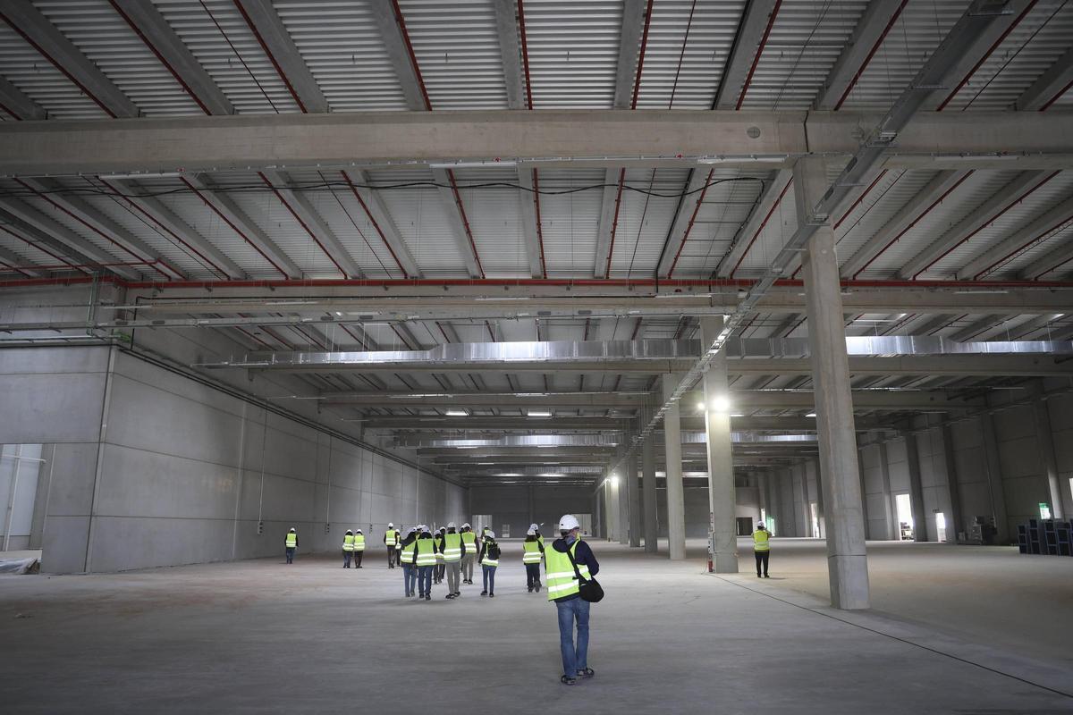 Interior de uno de los edificios logísticos de la gigafactoría.