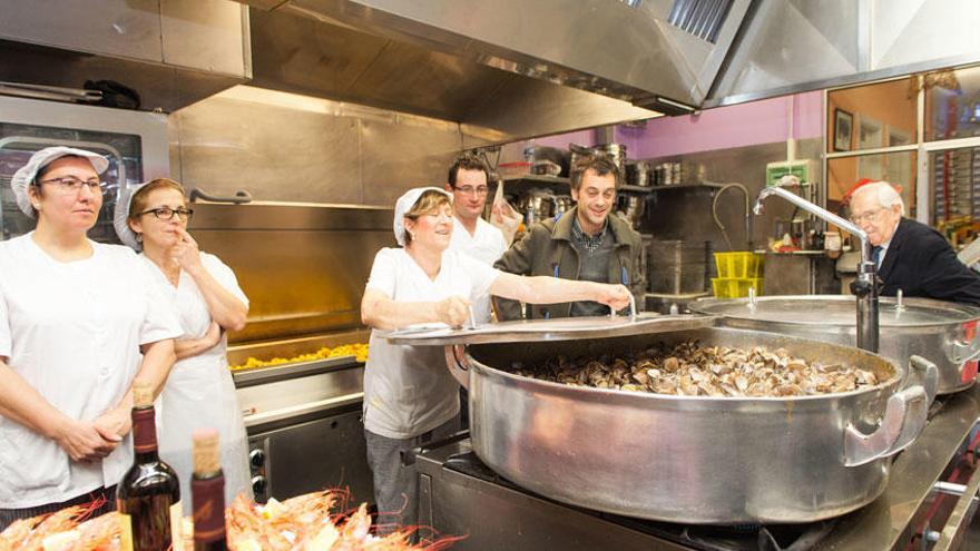 La Cocina Económica recibe la visita de Xulio Ferreiro