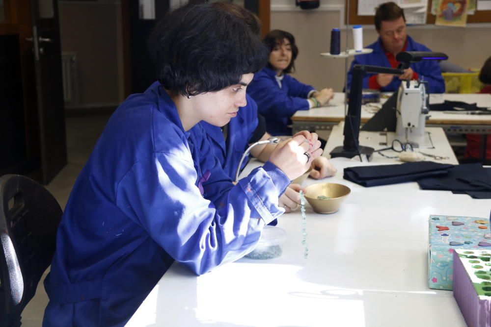 En primer pla, una usuària del taller ocupacional de joies a Girona de la Fundació Ramon Noguera el 20 de novembre del 2019.