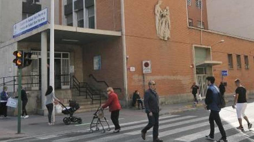 Una imagen de archivo del centro de especialidades de San Fermín, que depende del Hospital General de Elche.