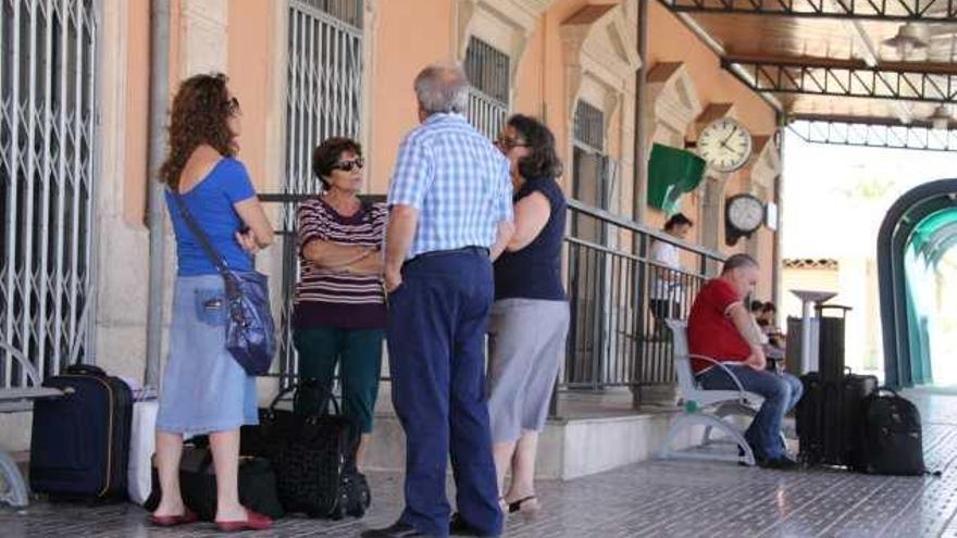 Unos pasajeros esperan el tren en la estación de Elda-Petrer.