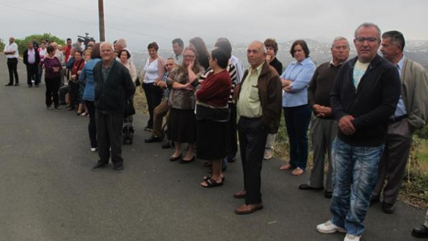 Algunos de los vecinos que asistieron ayer a la inauguración del centro de salud de Casas de Aguilar, en Guía. | la provincia / dlp