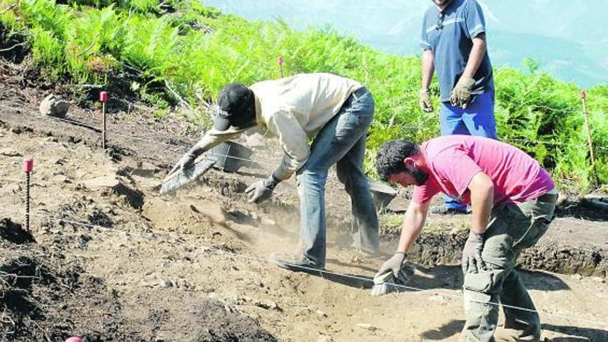 Mustafá Diop Niang, Nacho Guadarrama y Diego Rodríguez, en una parte de las excavaciones.