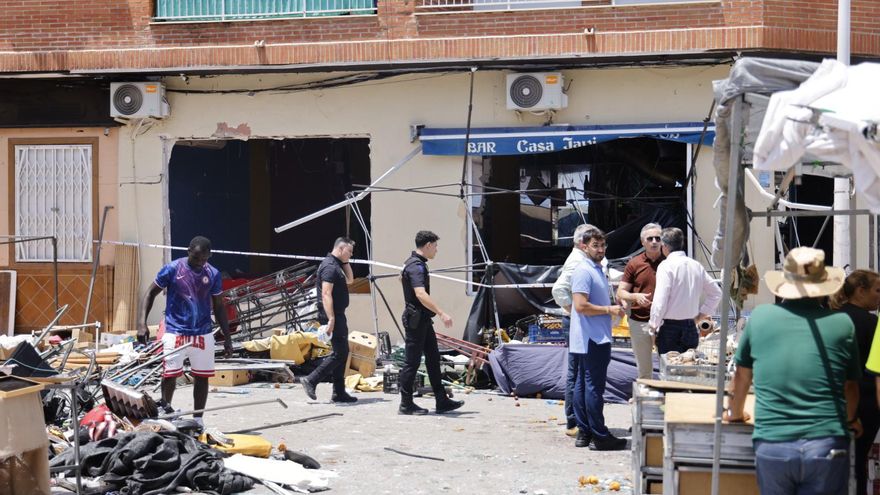 Las imágenes del exterior del bar de Lo Pagán tras la explosión