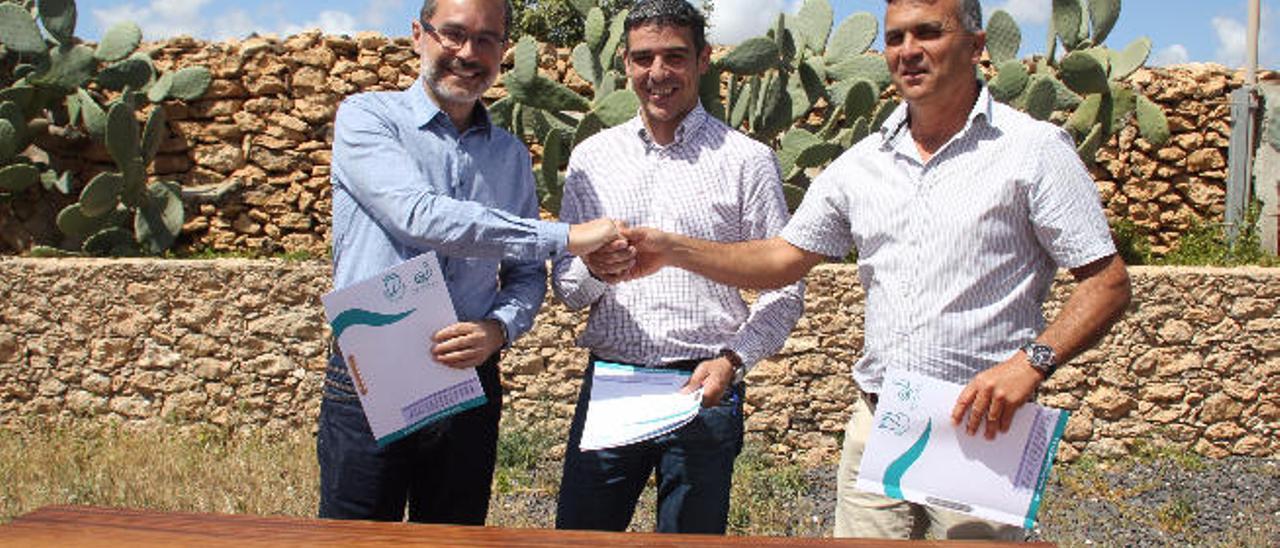 Marcial Morales, Narvay Quintero y Fermín Pérez, ayer, tras la firma del convenio para las forrajeras.