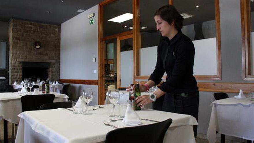 Una cambrera para taula al restaurant Cal Quico.