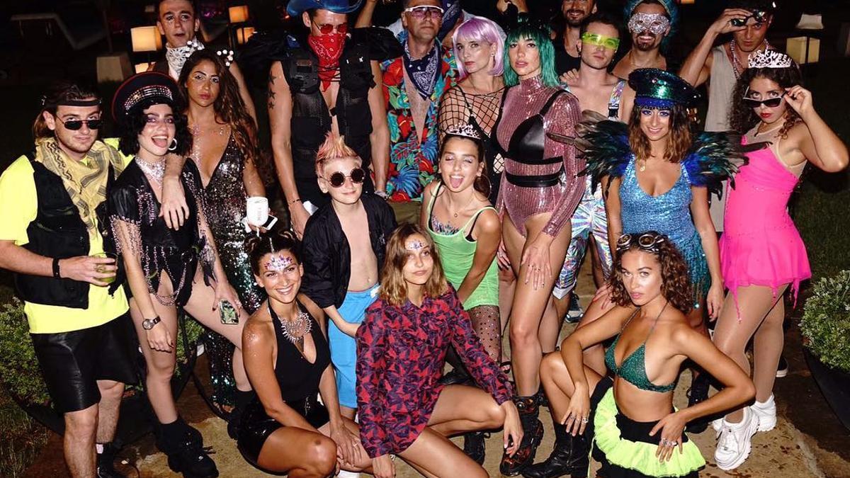 Dua Lipa y sus amigos durante la celebración de su 23 cumpleaños