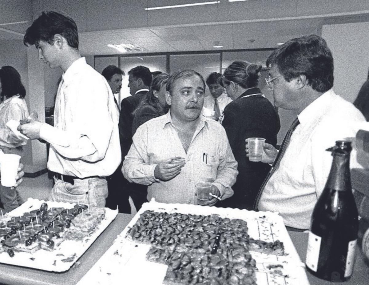 José Miguel Pérez Bernad y Miguel Ángel Liso en un ágape que se celebró en la redacción de Hernán Cortés.