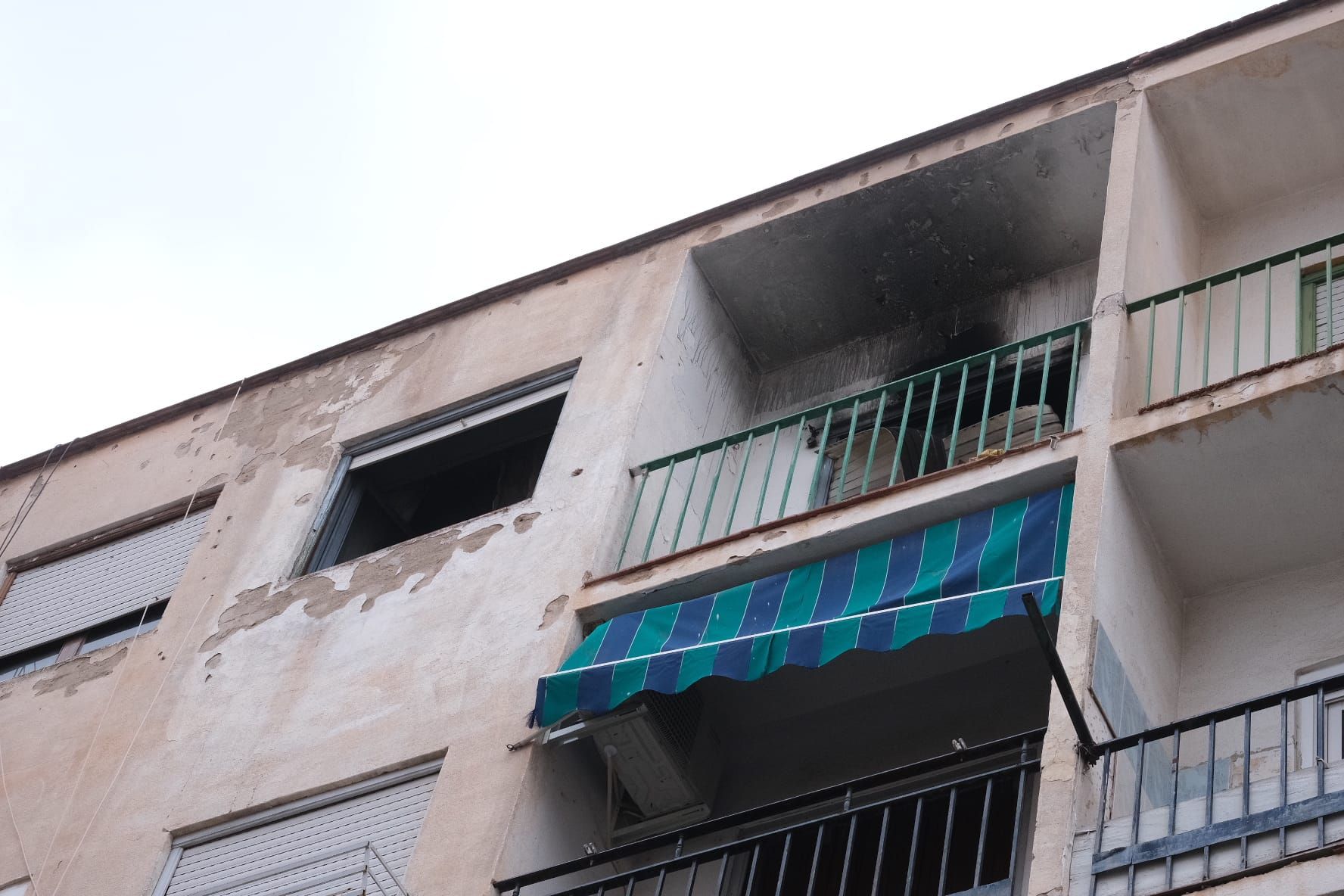 Arde una vivienda en el barrio Nueva Fraternidad de Elda