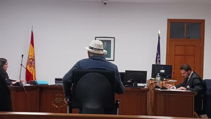 El pensionista que ha sido absuelto de quebrantamiento de condena, durante el juicio en Palma.