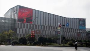 Una persona mira el edificio de Alibaba en China.