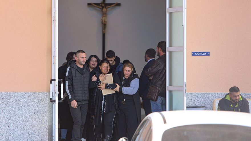 Flores blancas y dolor contenido para despedir al joven Ivo Petrov en Los Alcázares