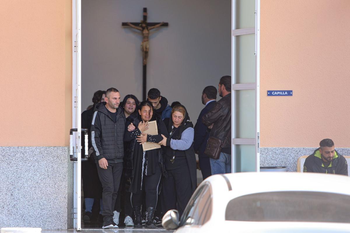 La madre del joven Ivo Petrov, arropada por sus familiares a la salida del tanatorio este jueves.