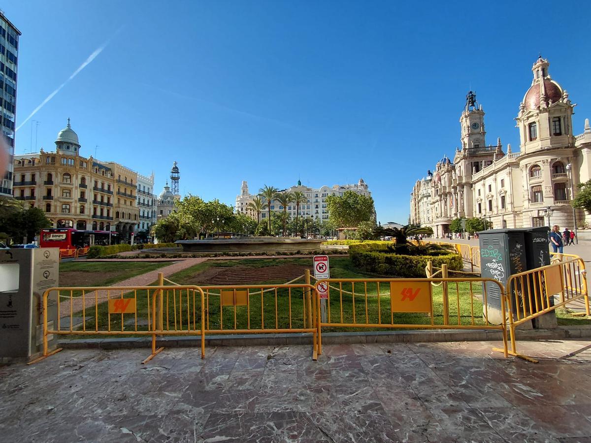 La enseña de la plaza del Ayuntamiento, aún por florecer