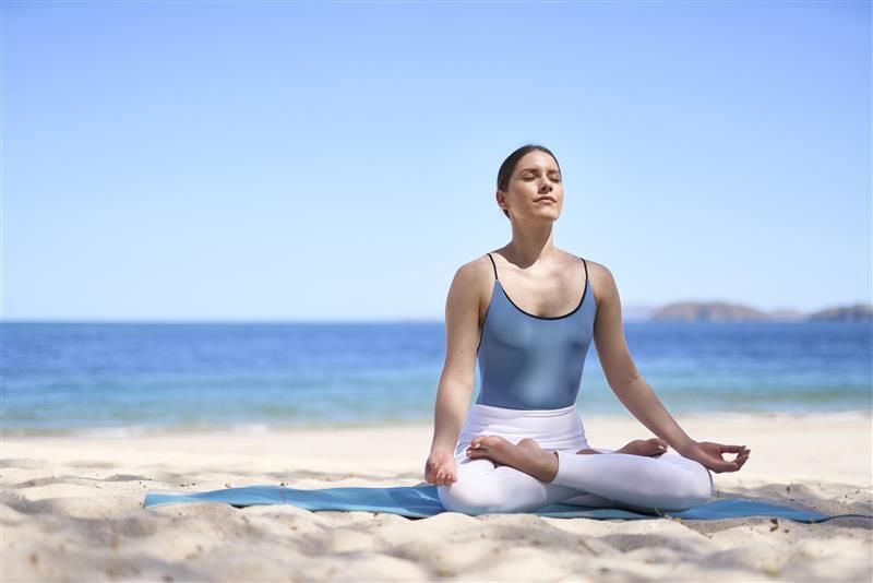 Yoga en la playa es una de las mejores actividades de las que dispone el hotel
