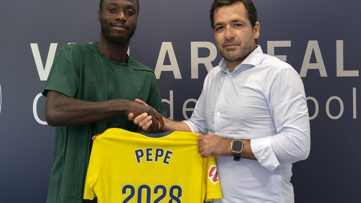Nicolas Pepe (i), junto al consejero delegado del Villarreal, Fernando Roig Negueroles (d).