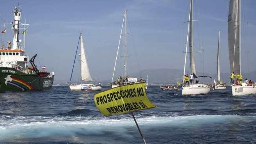 Una boya flotante contra las prospecciones se colocó en el punto previsto para las prospecciones.