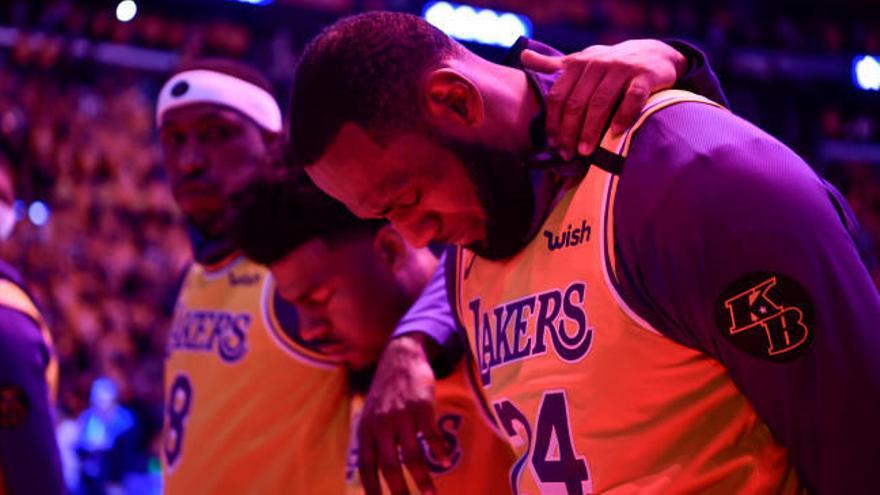 Miles de fans homenajean a Kobe Bryant en el estadio de los Lakers
